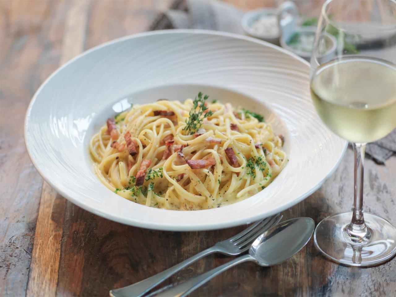 Espaguetis Carbonara: Receta auténtica y ¡más fácil!